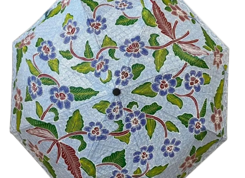 Payung Lukis hand-painted batik umbrella – Buketan floral motif with violet blossoms on sky-blue canopy