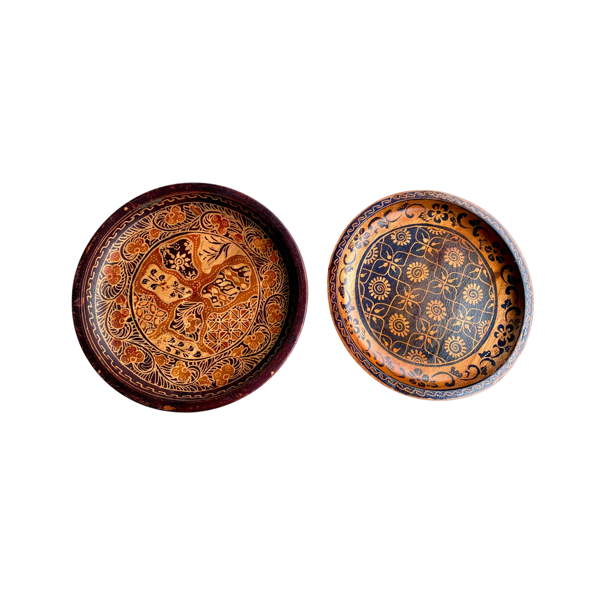 Cerita hand-painted batik story plates from Central Java in three sizes, stacked on a wooden dining table