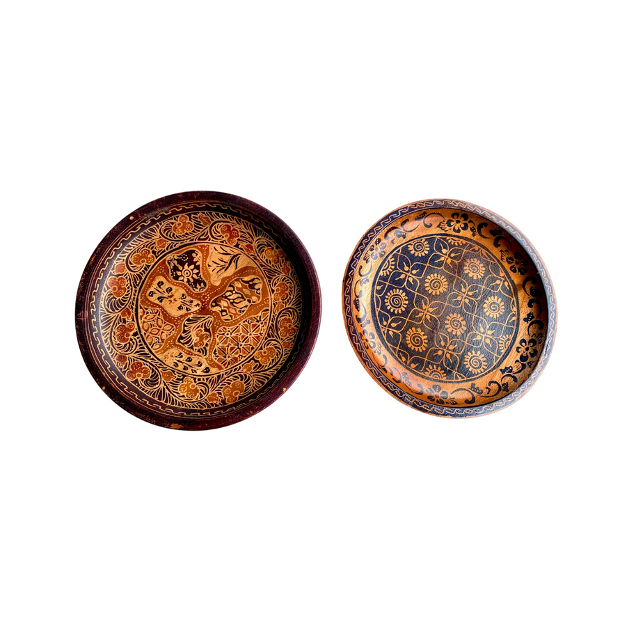 Cerita hand-painted batik story plates from Central Java in three sizes, stacked on a wooden dining table