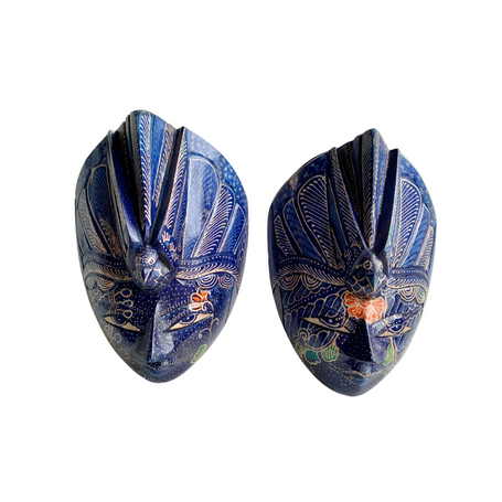 Merak-Maske — handgeschnitzte Pfauenmaske aus Holz aus Zentraljava, von Hand in leuchtendem Blau mit traditionellen indonesischen Motiven bemalt