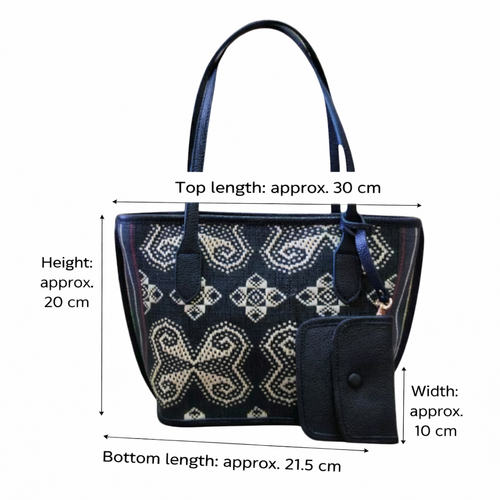 Nusa Mini Tote als Crossbody getragen, mit kompakten Proportionen und traditionellem Webbild