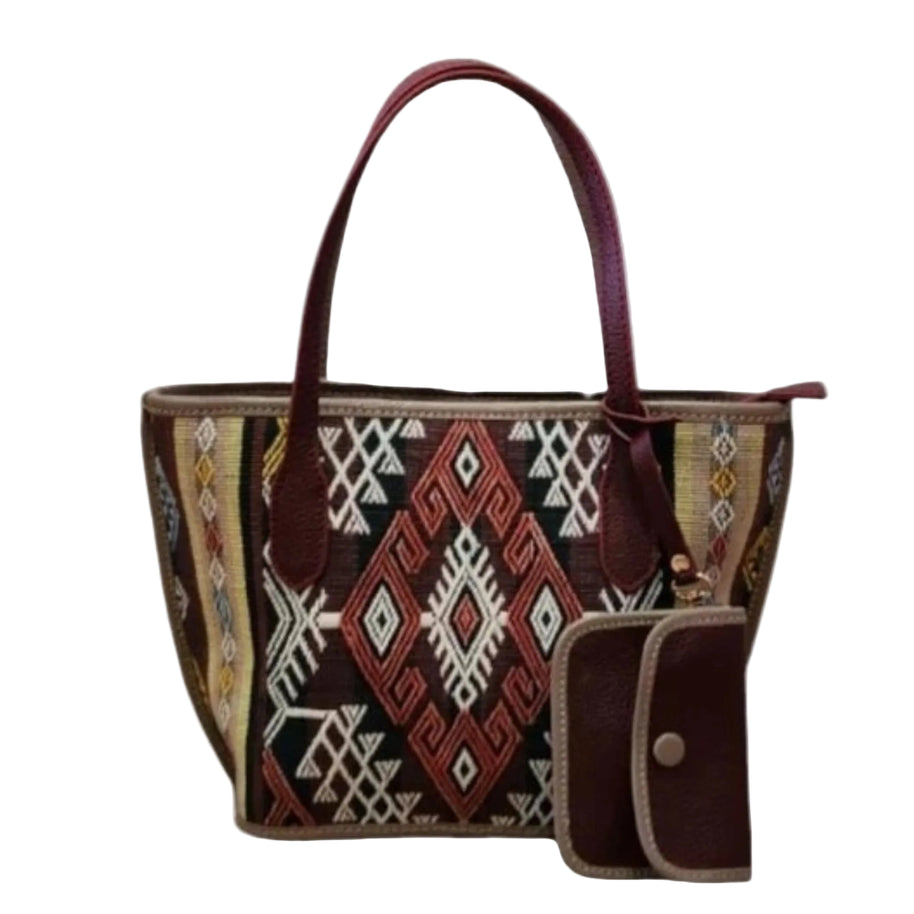 Rückansicht der Nusa Mini Tote mit Lederoberfläche und feinen Nähten