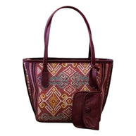 Seitenprofil der Nusa Mini Tote mit Lederstruktur und gewebtem Panel