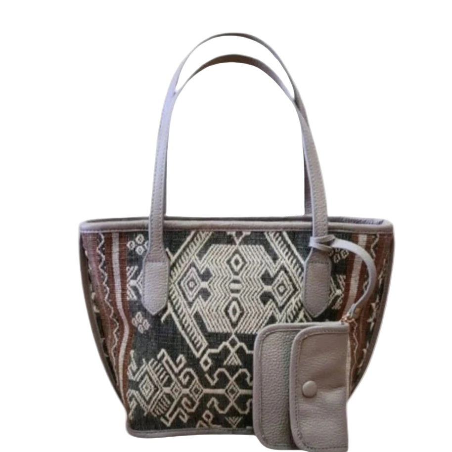 Nusa Mini Tote mit YKK-Reißverschluss und Veloursleder-Futter im Detail
