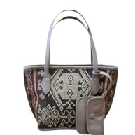 Nusa Mini Tote mit YKK-Reißverschluss und Veloursleder-Futter im Detail